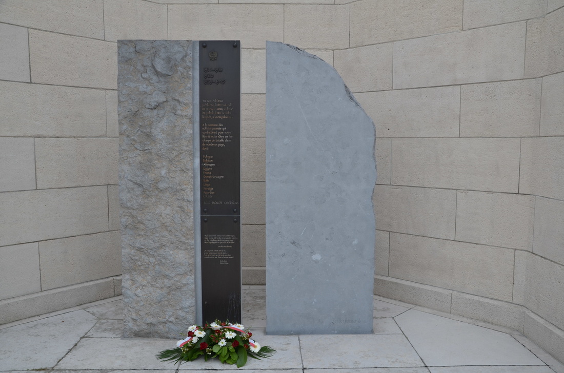 Ein Denkmal für polnische Soldaten, die an den Fronten des Zweiten Weltkriegs gefallen sind. Lüttich, Belgien. 