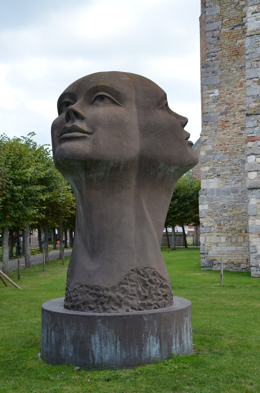 Skulptur vor der Kirche Unserer Lieben Frau in Damme. Belgien. 