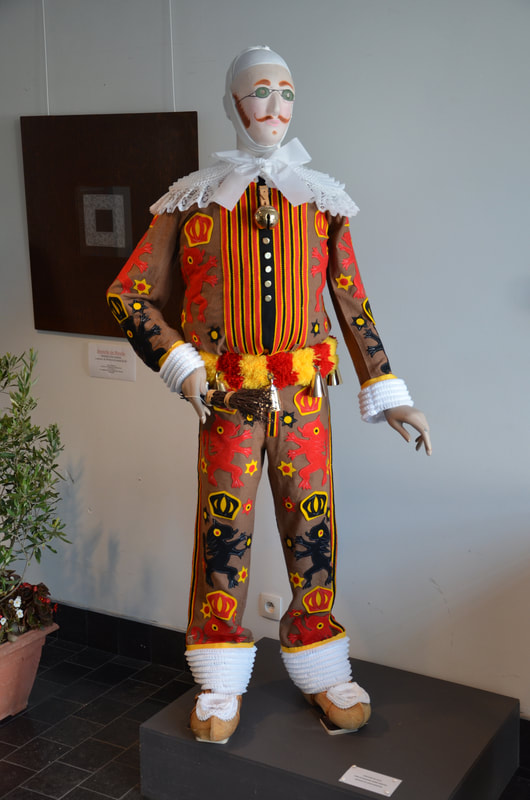 Ein Kostüm, das von Teilnehmern des Binche-Karnevals getragen wird. Belgien. 