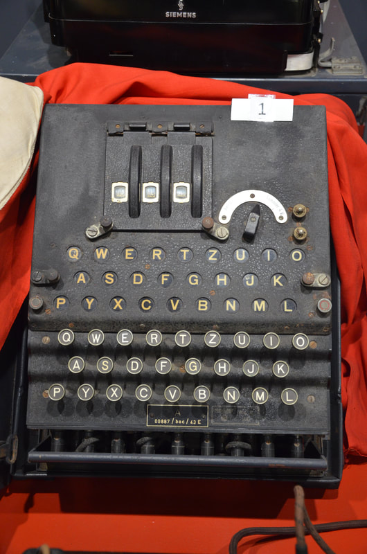 Museum der Ardennenschlacht in La Roche-en-Ardenne. Belgien. Enigma-Verschlüsselungsmaschine. 