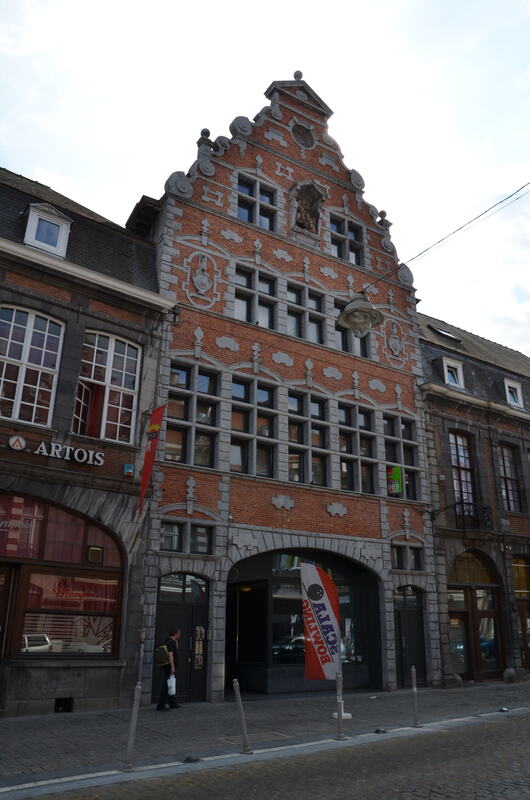 Siebzehnte Jahrhundert barocke Gebäude auf dem Hauptplatz der charakteristischen blinden Rundbögen auf den Fenstern und Giebeln abgeschlossen blättern.
