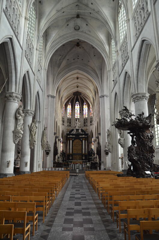 Wnętrze katedry św. Rumbolda w Mechelen. Belgia.