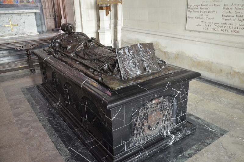 Grobowiec, w którym spoczywa arcybiskup Joseph Mercier. Katedra św. Rumbolda w Mechelen. Belgia.