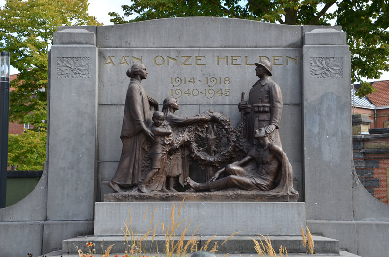 Kriegerdenkmal vor der Kirche St. Giles in Dendermonde. Belgien. 
