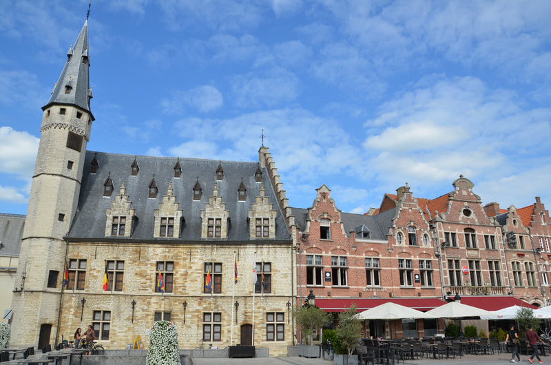 Eine Metzgerei auf dem Marktplatz in Dendermonde. Belgien. 
