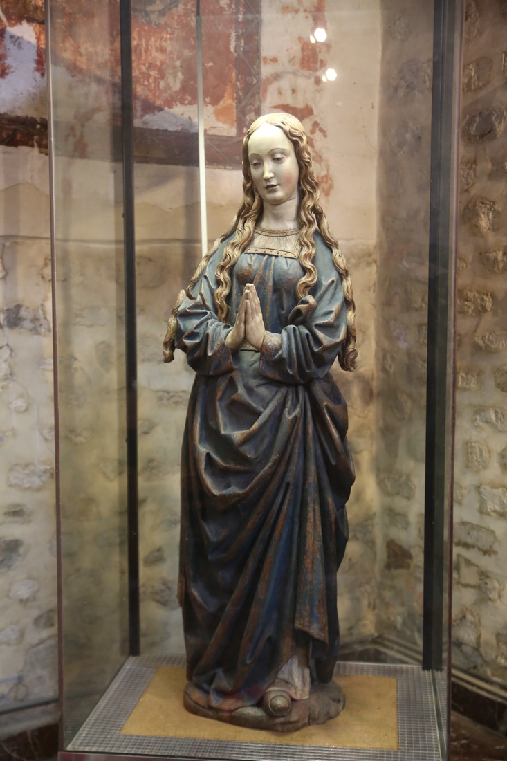 Posąg Błogosławionej Dziewicy w kolegiacie św. Gertrudy w Nivelles. Belgia.
