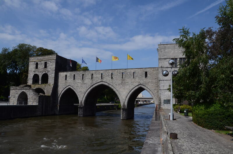 Pont des Trous, 13th century stone bridge in Tournai. Belgium.
Pont des Trous, XIII wieczny most kamienny w Tournai. Belgia. 