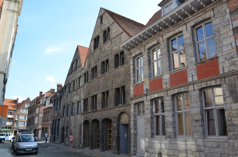 Przy ulicy Rue Barre Saint Brice stoją dwa wspaniałe budynki  w stylu romańskim. Wybudowano je w latach 1175 - 1200. 