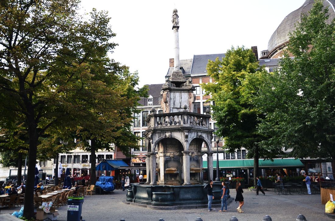 Der Brunnen in Lüttich, der früher ein Symbol des Bischofs und heute ein Symbol Lüttichs war. Belgien. 