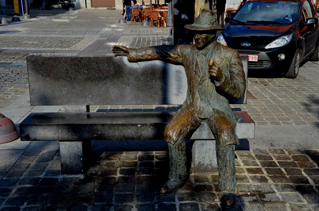 Ein Denkmal in Form einer Bank, auf der der berühmte Krimiautor Georges Simenon sitzt. Lüttich, Belgien. 