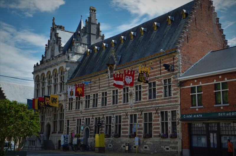 Rathaus und Tuchhalle in Zoutleeuw in Belgien. 